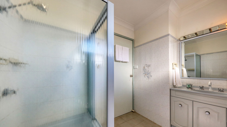 Bathroom 4, Cowra Motor Inn, Cowra