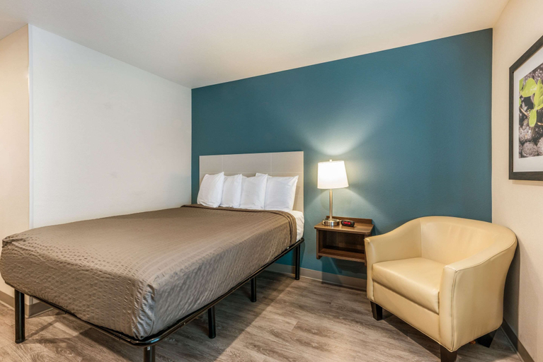 Bedroom 2, WoodSpring Suites Linden, Union