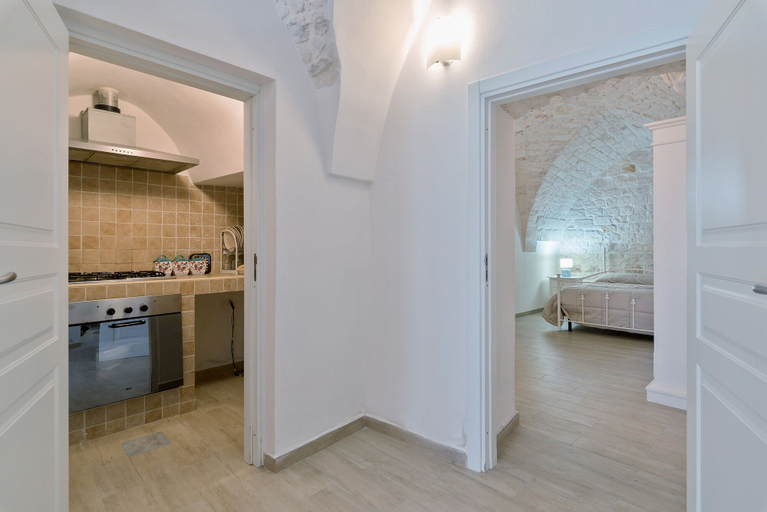 Others 4, La Bianca Suite, Brindisi