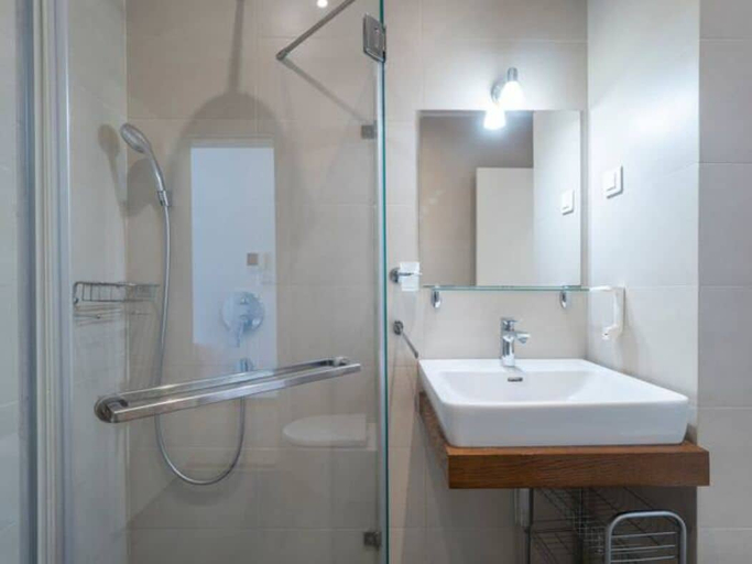 Bathroom 4, Seaside Rest Apartments