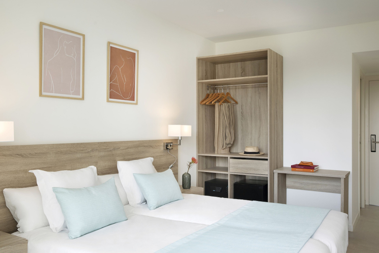 Bedroom 3, Aparthotel Marina Drach, Baleares