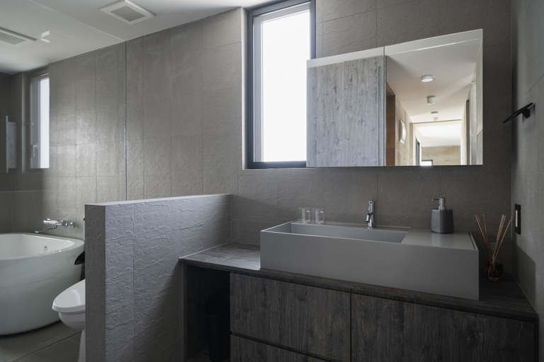 Bathroom 3, La luna, Yomitan