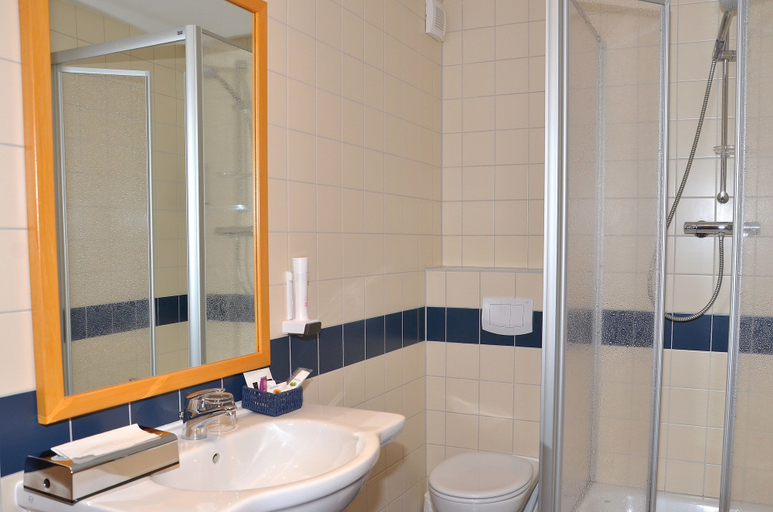 Bathroom 5, laVital Sport- & Wellness Hotel, Gifhorn