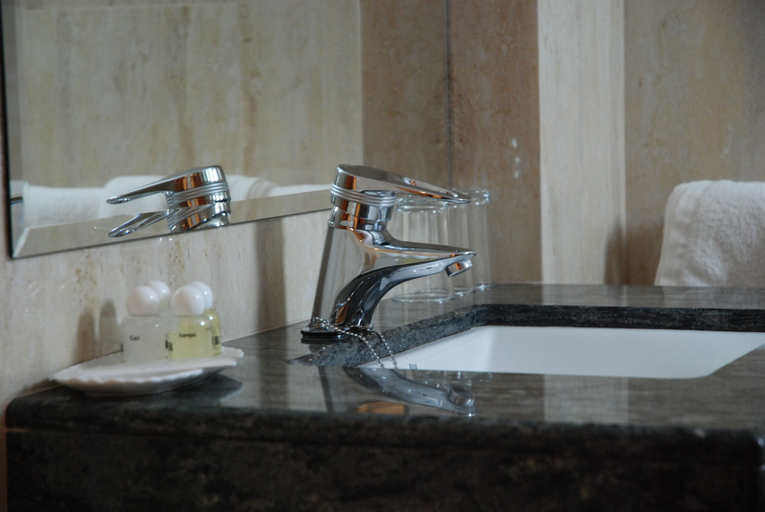Bathroom 4, Hotel Risech, Girona