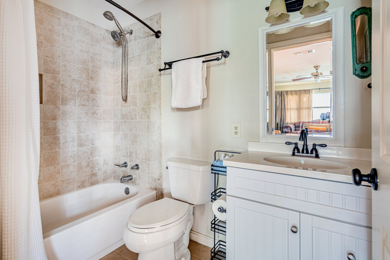 Bathroom, River Oaks Oasis, Llano