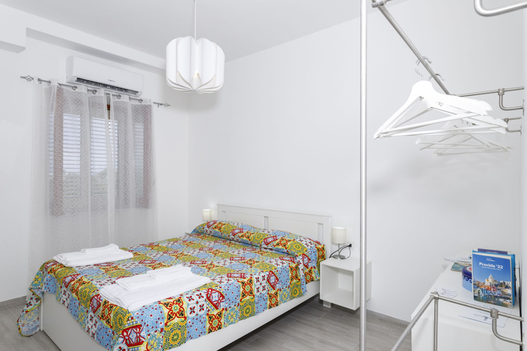 Bedroom 2, La casa sul faro, Napoli