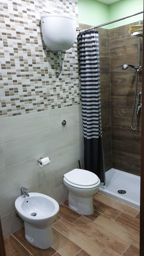 Bathroom 5, Alfa Due Mr.A, Benevento