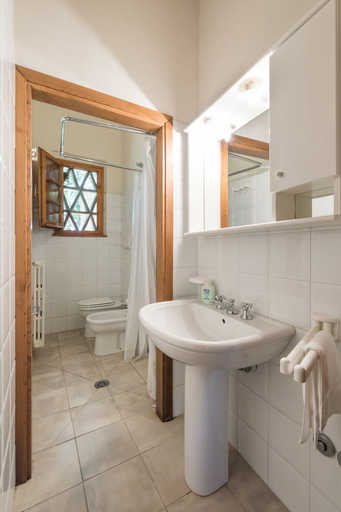 Bathroom 4, Podere Torricella, Florence
