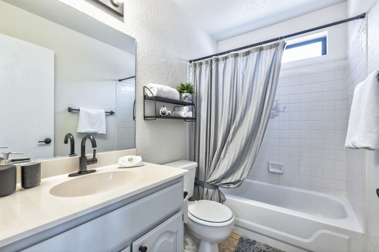 Bathroom 4, Luxurious Home with Red Rock Views, Yavapai