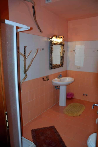 Bathroom 5, B&B Felicidad Siempre, Messina