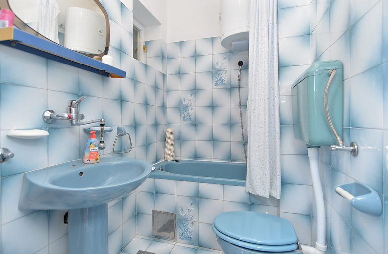 Bathroom 3, Apartment 757, Labin