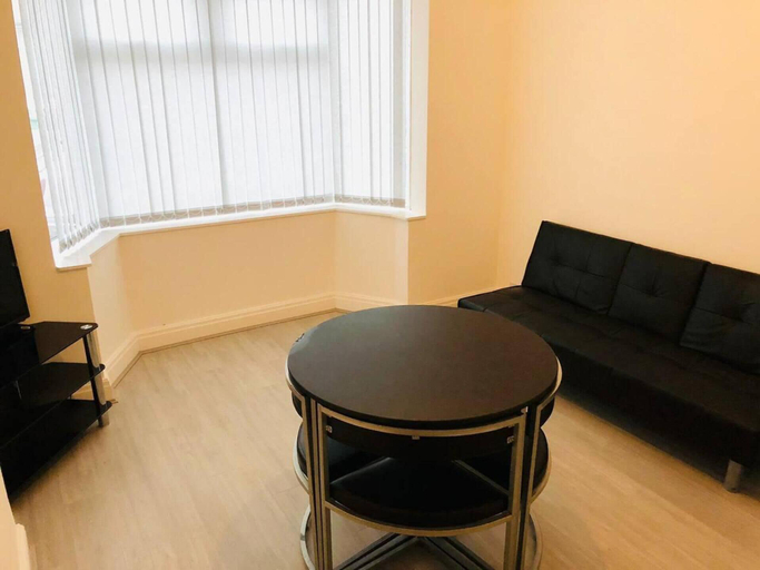 Others 4, 4 Bedroom Lovely Home in Loughborough Town & Uni, Leicestershire