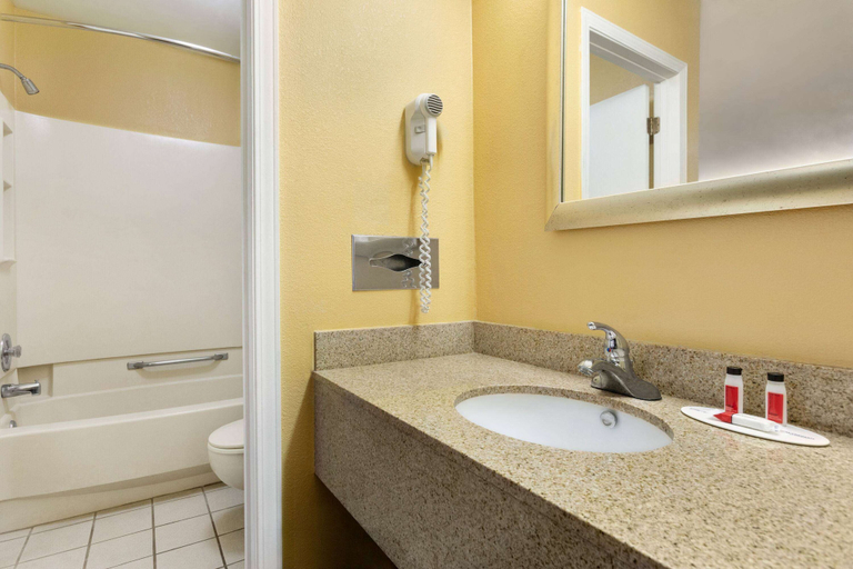 Bathroom 5, Super 8 by Wyndham Findlay, Hancock