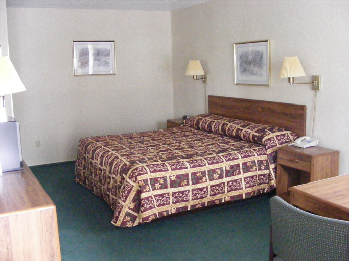 Bedroom 3, Great Lakes Inn, Cheboygan