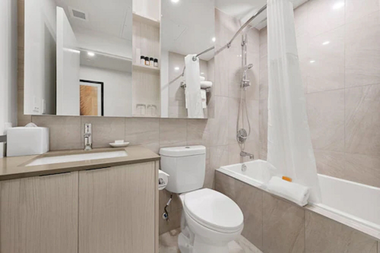 Bathroom 3, reStays Ottawa, Ottawa