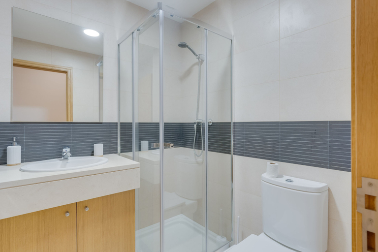 Bathroom 2, Barreiros Residence I, Funchal