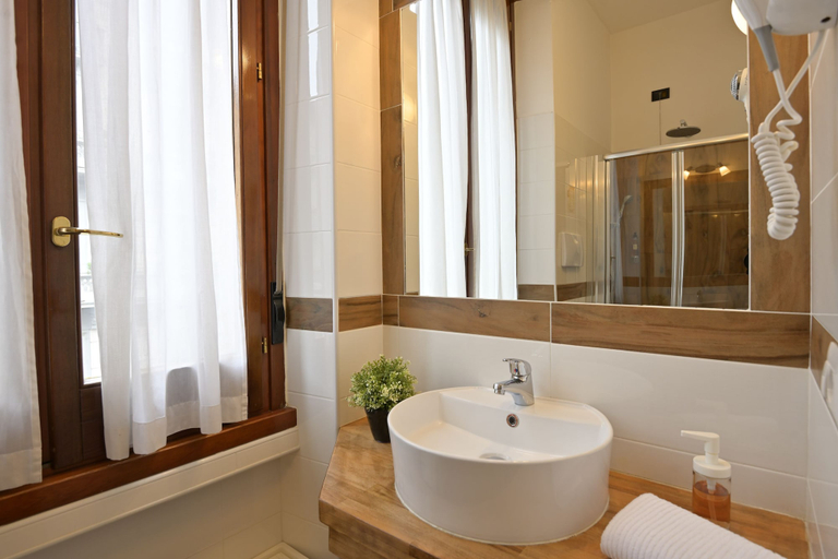 Bathroom 5, Hotel Bagliori, Milano