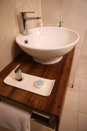 Bathroom 4, Au Bord De L'Eau, Bamako
