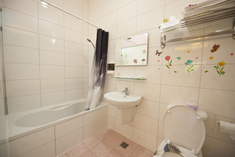 Bathroom 4, Yong Wong Hostel, Pingtung