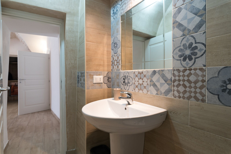 Bathroom 3, La Bianca Suite, Brindisi