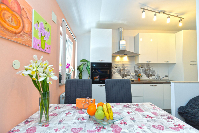Others 5, Apartment 1873, Pula