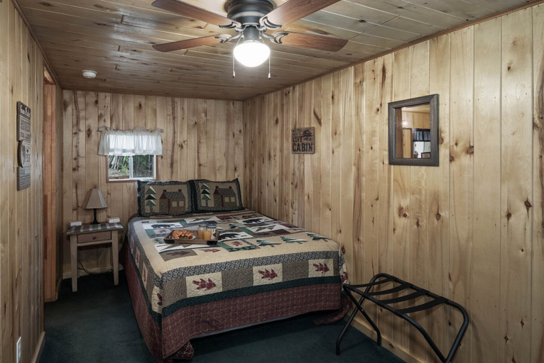 Bedroom 3, Cozy Bear Cabins, Lincoln