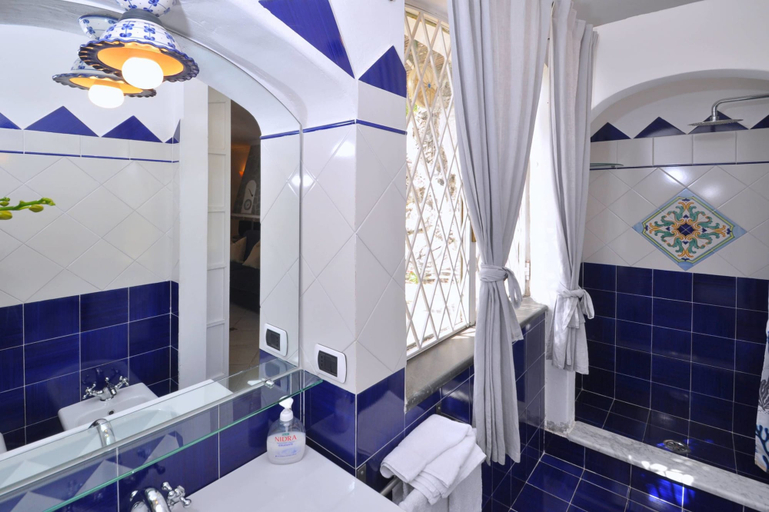 Bathroom 5, Star Fish House, Salerno