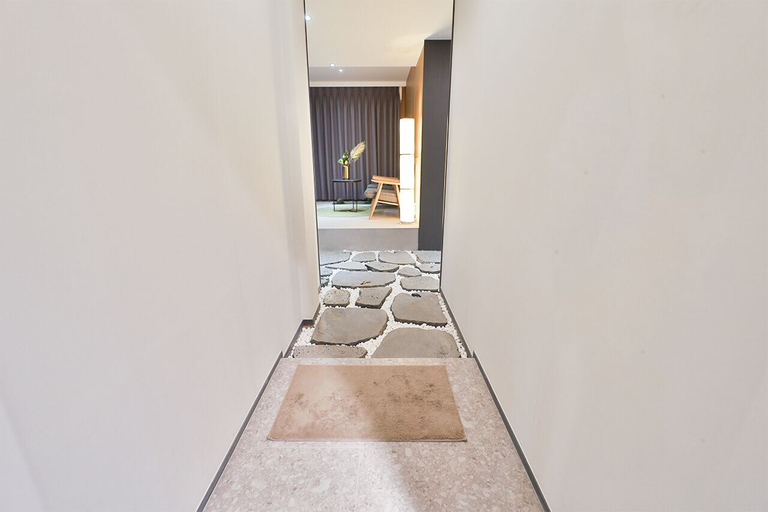 Others 4, Custom Hotel, Jung