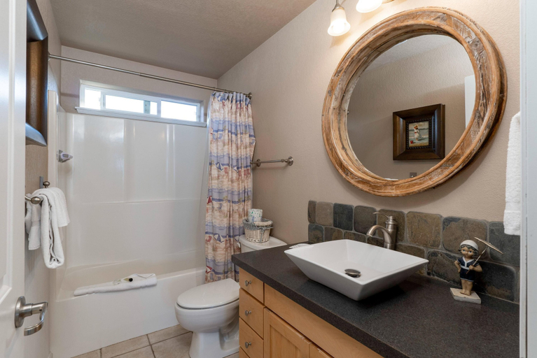 Bathroom 4, Beverly Beach Overlook, Lincoln