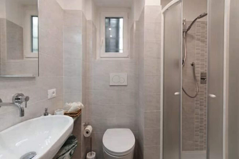 Bathroom 2, Stadium Garden, Florence
