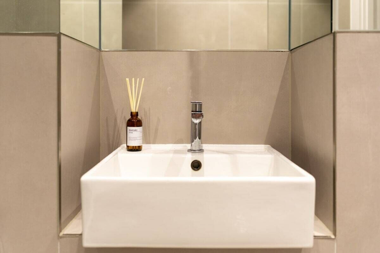 Bathroom 3, The Aurora's Nest - Lovely 3bdr With Balcony and Study Room, London