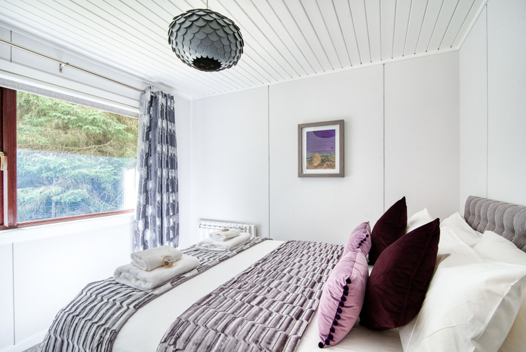Bedroom 2, Otter With Mountain View and Enclosed Decking, Stirling