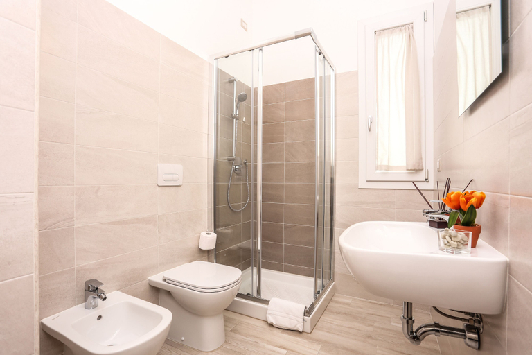 Bathroom 4, Alma di Alghero Apartments, Sassari