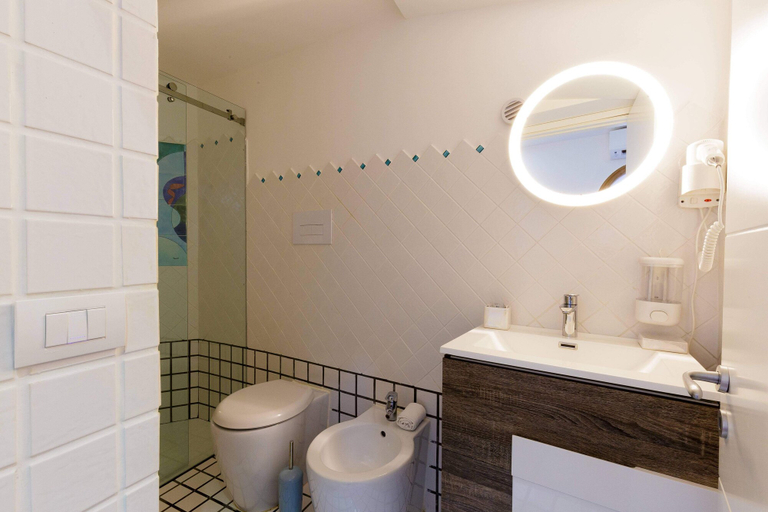 Bathroom 4, 14 Leoni, Salerno
