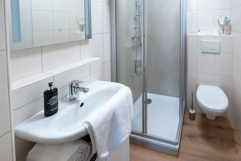 Bathroom 4, Stadthotel Jever, Friesland
