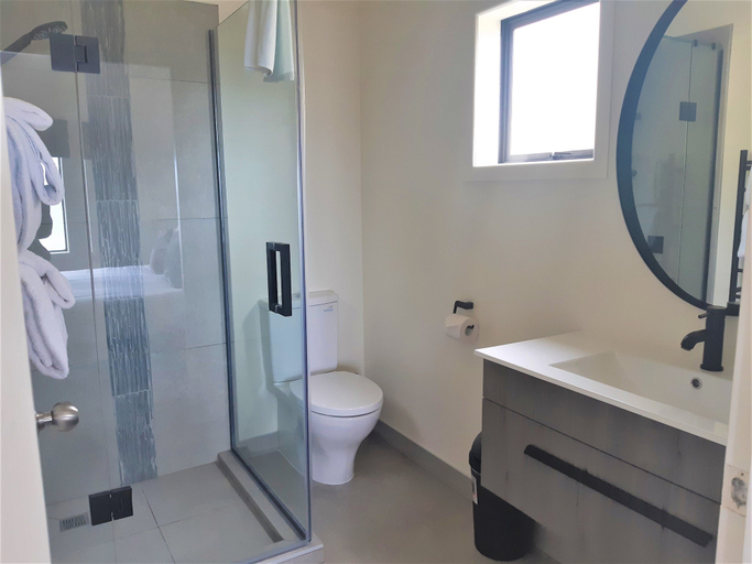 Bathroom 4, Castaways Resort, Franklin