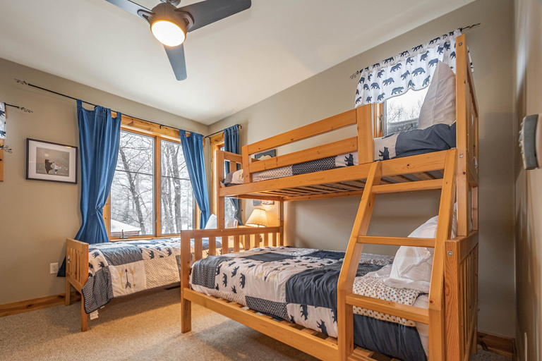 Bedroom 2, Silver Skis, Garrett