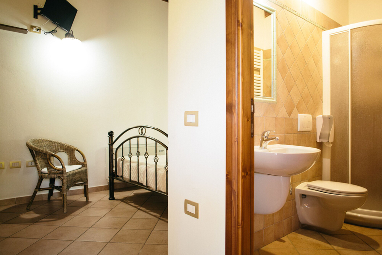 Bathroom 3, Su Leunaxiu, Cagliari