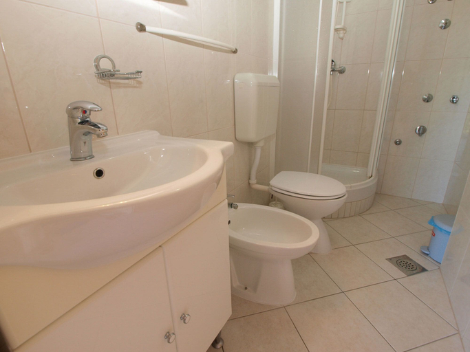Bathroom 3, Apartment 613, Pula