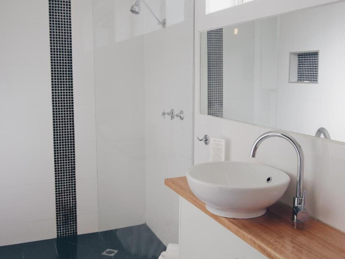 Bathroom 5, Tower Motel, Murrindindi - East