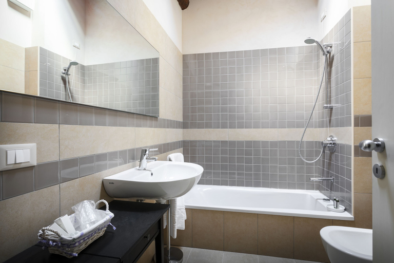 Bathroom 5, Corte dei Soavi, Verona