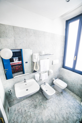 Bathroom 5, Hotel Byron, Pistoia