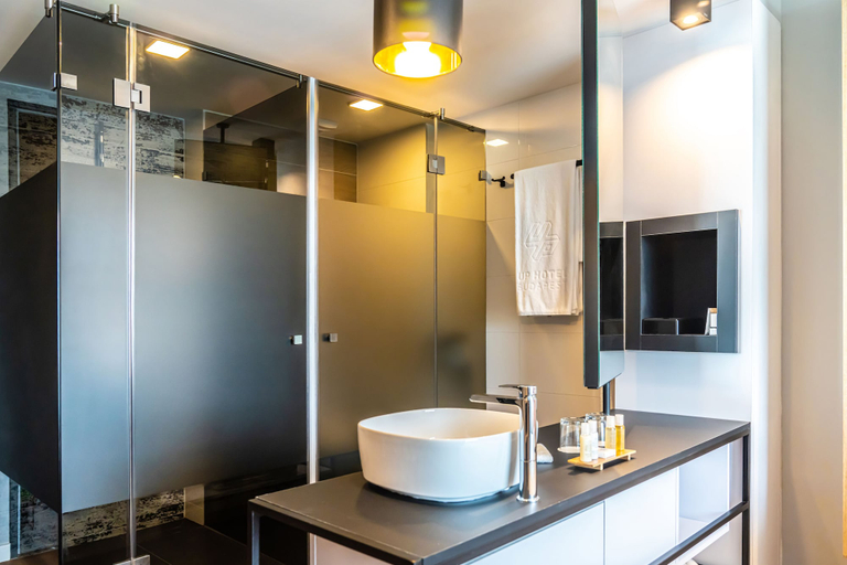 Bathroom 4, Up Hotel Budapest, Budapesti