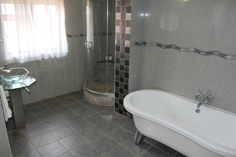 Bathroom 5, The Willow Tree Guest House, Dr Kenneth Kaunda