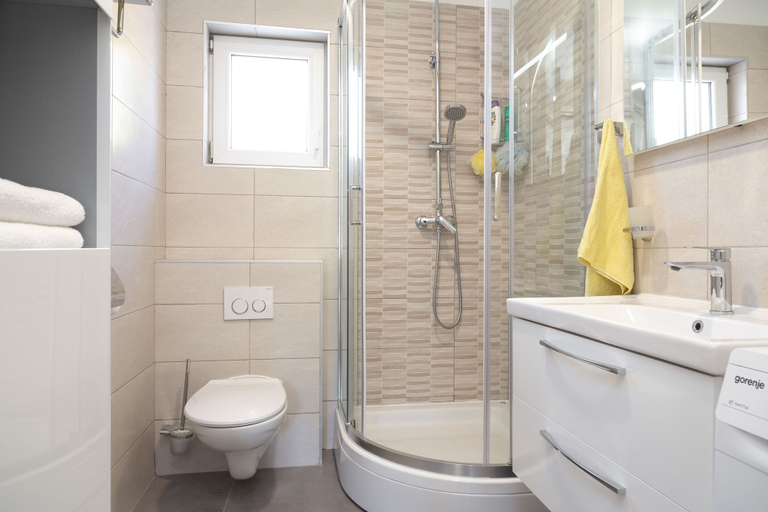 Bathroom 3, Olive Eden, Milna