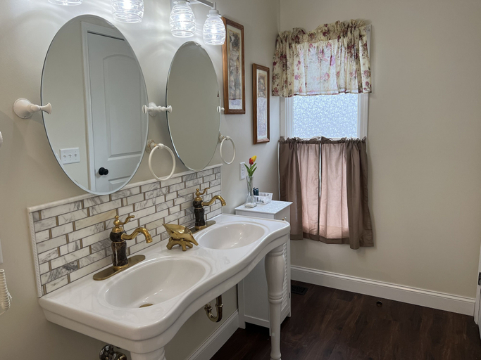 Bathroom 5, Holland Farmhouse Inn B & B, Ottawa