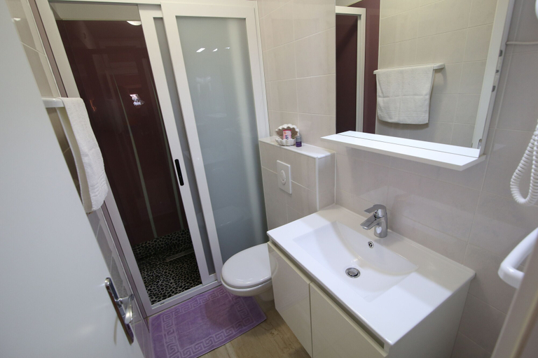 Bathroom 3, La Storia Apartments, Makarska