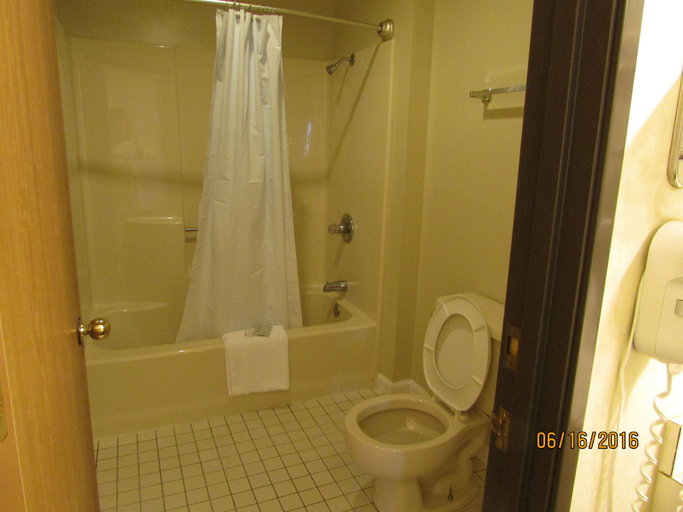 Bathroom 4, Great Lakes Inn, Cheboygan
