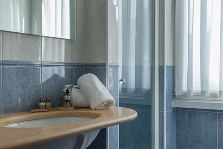 Bathroom 4, Benaco, Verona