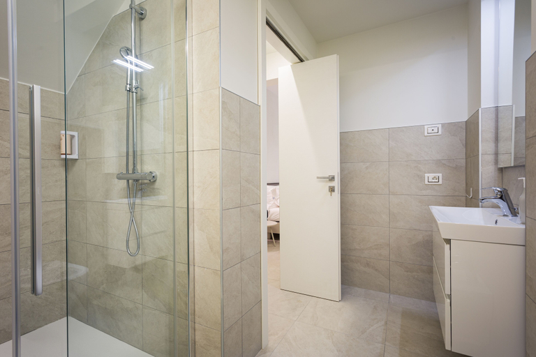 Bathroom 5, Borgocinquanta, Verona